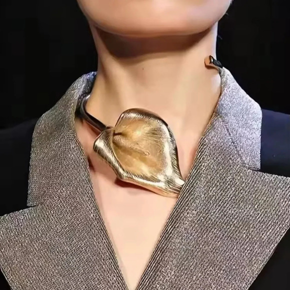 Zara Horseshoe Lotus Gold Bangle Flower Necklace - Picture 5 of 9